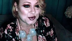 38g Busty mature woman Samantha shows off her nice big natural boobs in lingerie