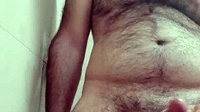 European solo guy cums on his own face