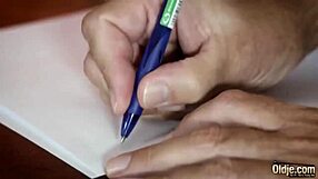 rebolando essa gostosa quer meter seios enorme e se divertir com o pau grande 😏