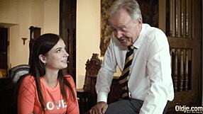 rebolando essa gostosa quer meter seios enorme e se divertir com o pau grande 😏