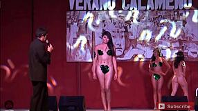 हॉट आधी नंगी लड़कियां घर पर छेड़खानी कर रही हैं