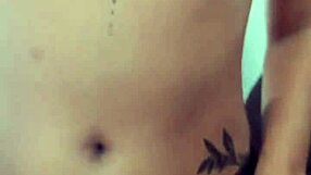 अरे कज़न, लिविंग रूम सोफे पर जल्दी चुदाई करोगे?