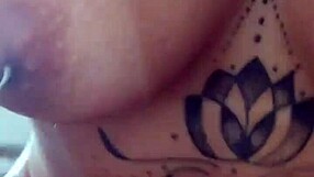 अरे कज़न, लिविंग रूम सोफे पर जल्दी चुदाई करोगे?