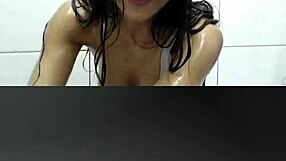 i'm lovin' this teen 18+ masturbatin' all alone