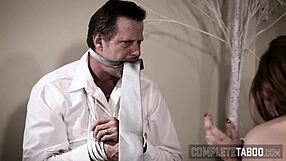 बड़ी छाती वाली मिल्फ को गहरा कुकोल्ड शर्मिंदगी महसूस होती है