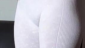 Hot solo performance by a Gostosa Brazilian teen in leggings