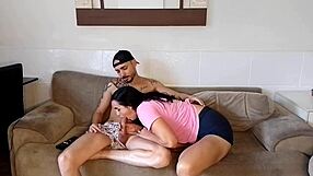 Meia Irmã Fode Comigo Quando a Família Não Está em Casa, heimlich.