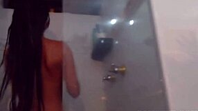 बिग ऐस लैटिना को बाथरूम में एनल प्ले की चाहत