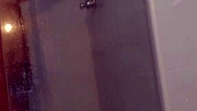 बिग ऐस लैटिना को बाथरूम में एनल प्ले की चाहत