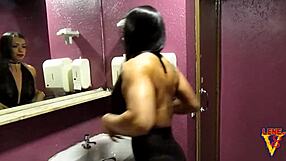 meu marido perdeu no bilhar e eu paguei a dívida dando meu cuzinho pro cobrador gostoso e dotado no pelo.