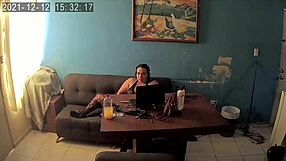 la muy puta de mi vieja hace webcam con extraños, la descubro follando duro como prostituta