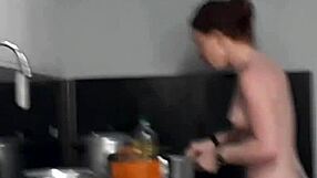 इस हॉट बट वाली नौकरानी को निकाल नहीं पा रहा, जो हफ्ते की सफाई में मुझे उत्तेजित करती है