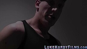 ब्रिटिश बेब की चूत जोर से चोदी गई, कमाल की हॉट है! 😍