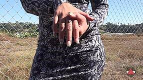 Amateur MILF seeks finger nails and gets fingered