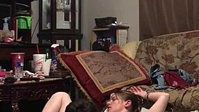 ड्रूसिला उस लंड को जोर से चूस रही है