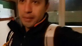 Mais um corninho feliz com hotwife satisfeita em ação