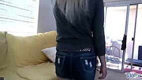 छोटी 18+ टेलर और उसकी टीन 18+ गर्लफ्रेंड सोफे इंटरव्यू में चैट करतीं