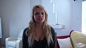 छोटी 18+ टेलर और उसकी टीन 18+ गर्लफ्रेंड सोफे इंटरव्यू में चैट करतीं