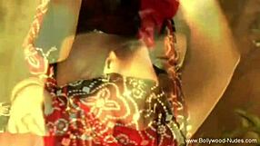 बॉलीवुड डांस में कामुक इंडियन ब्रूनेट की इरोटिक टीजिंग