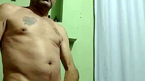 Watch this gay guy beating his meat sensually!