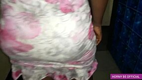 सेक्सी बेब स्ट्रिप टीज के बाद बेडरूम में जोरदार डॉगी चुदाई