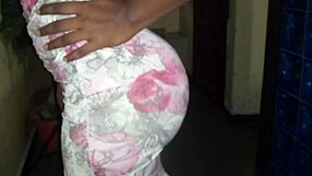 सेक्सी बेब स्ट्रिप टीज के बाद बेडरूम में जोरदार डॉगी चुदाई