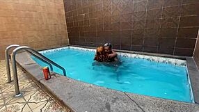 peguei a piranha na piscina e ela tava toda gostosa