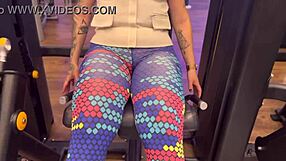 ela sentou na minha rola pilotando a moto e mostrou a buceta 😍 ficou muito excitada na academia treinando