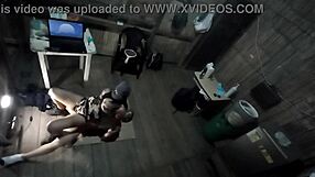 Mi hermanastra militar llega a casa a pasar sus vacaciones vino muy caliente despues de varios meses sin tener hombre y nos pusimos a follar en el piso