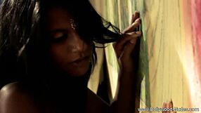 My indian girlfriend dances and exposes her natural booty, making me so excited