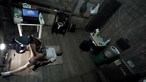 Mi hermanastra militar llega a casa a pasar sus vacaciones vino muy caliente despues de varios meses sin tener hombre y nos pusimos a follar en el piso