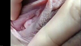 Morrita shows her wet vagina on cam