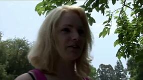 युवा इंटररेशियल जोड़ा नए रास्ते खोजता है