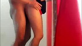 Mi novia de 18 años no puede resistirse a chuparme la polla y tragar leche