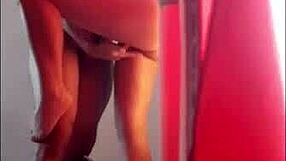 Mi novia de 18 años no puede resistirse a chuparme la polla y tragar leche