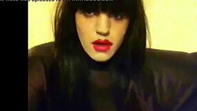 ट्रानी टिफनी सेलेस्ट लेगिंग्स और पैंटीहोज में डिटेल्ड ट्रिब्यूट पाती है