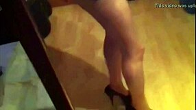 ट्रानी टिफनी सेलेस्ट लेगिंग्स और पैंटीहोज में डिटेल्ड ट्रिब्यूट पाती है