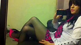 ट्रानी टिफनी सेलेस्ट लेगिंग्स और पैंटीहोज में डिटेल्ड ट्रिब्यूट पाती है