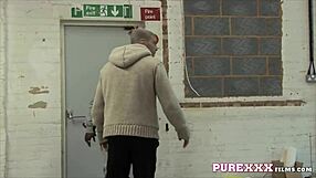 ब्लैक ब्यूटी स्टॉकिंग्स में व्हाइट स्टड से चुदवाती है