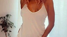 Yenniferpink does striptease for fans, showing big tits and ass 😍