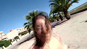 Charlotte De Castille बीच पर गांड में लेती है, पब्लिक में मुँह भर जाता है