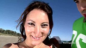 Charlotte De Castille बीच पर गांड में लेती है, पब्लिक में मुँह भर जाता है