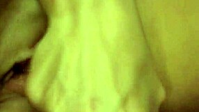 शौकिया पत्नी Littlefeet35 ने पड़ोसी को शानदार हैंडजॉब और चूत रगड़ कर चरम सुख दिया