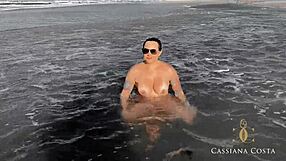 इन छुट्टियों में, मैं समुद्र तट पर शरारती लड़के के साथ जोरदार चोदूँगा