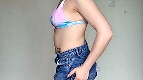 स्कर्ट और टाइट स्विमिंग ब्रा में छेड़खानी, निप्पल पियर्सिंग के साथ मस्ती