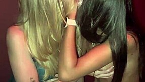 loira e morena pegam e dao buceta pra 3 homens no swing