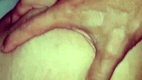 Esta chica usa su colita bonita para sacar toda la leche de aficionados