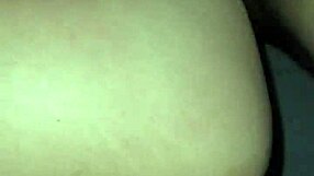 Esta chica usa su colita bonita para sacar toda la leche de aficionados