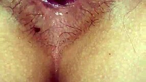 Esta chica usa su colita bonita para sacar toda la leche de aficionados