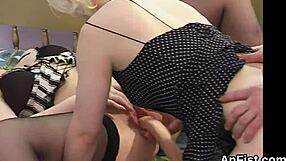 विकेड लेस्बियन हॉटीज गैपिंग और फिस्ट फकिंग बट होल्स